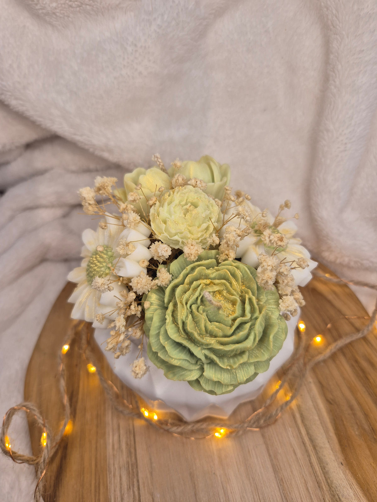 Spring Garden – florale Kerze mit Margerite & Rosen