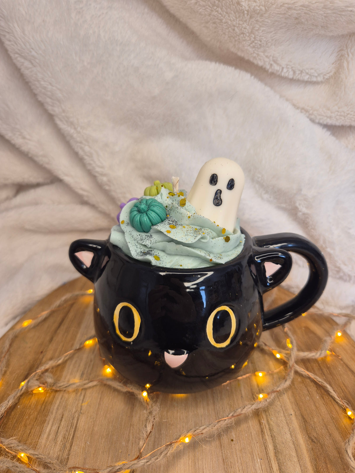 Spooky Kitty – Halloween-Kerze in der Katzentasse 👻🐈⬛