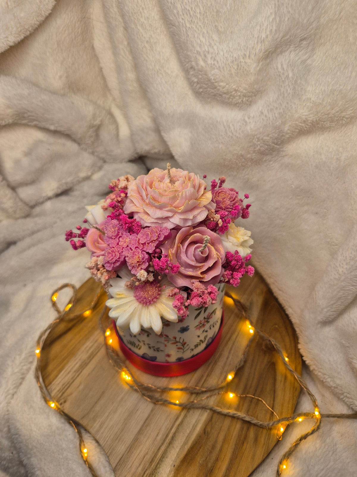 Pink Blossom – florale Kerze mit Rosen, Margerite & Schmetterling
