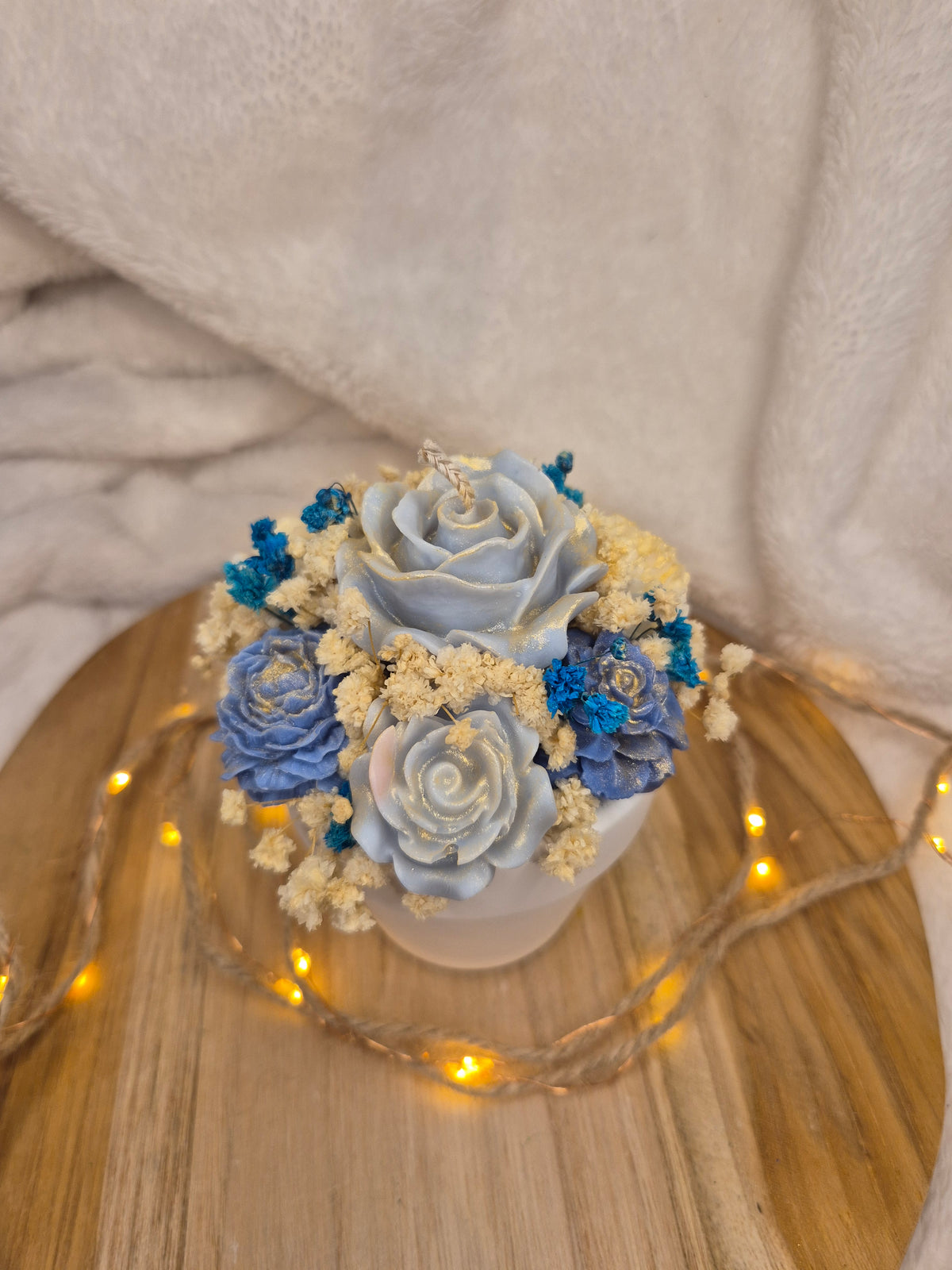 Blue Rose Harmony – florale Kerze mit Rosen & Trockenblumen