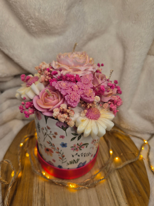 Pink Blossom – florale Kerze mit Rosen, Margerite & Schmetterling