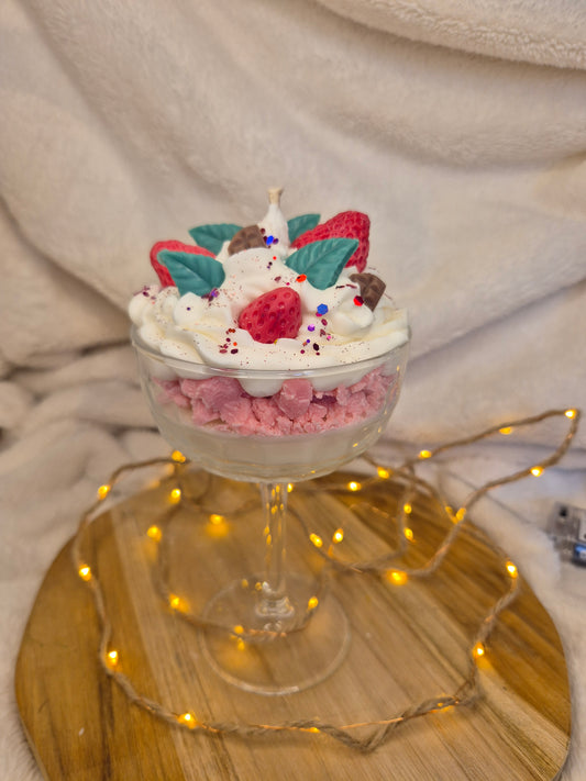 Strawberry Kiss – Dessertkerze im Glas mit Erdbeeren & Schokolade