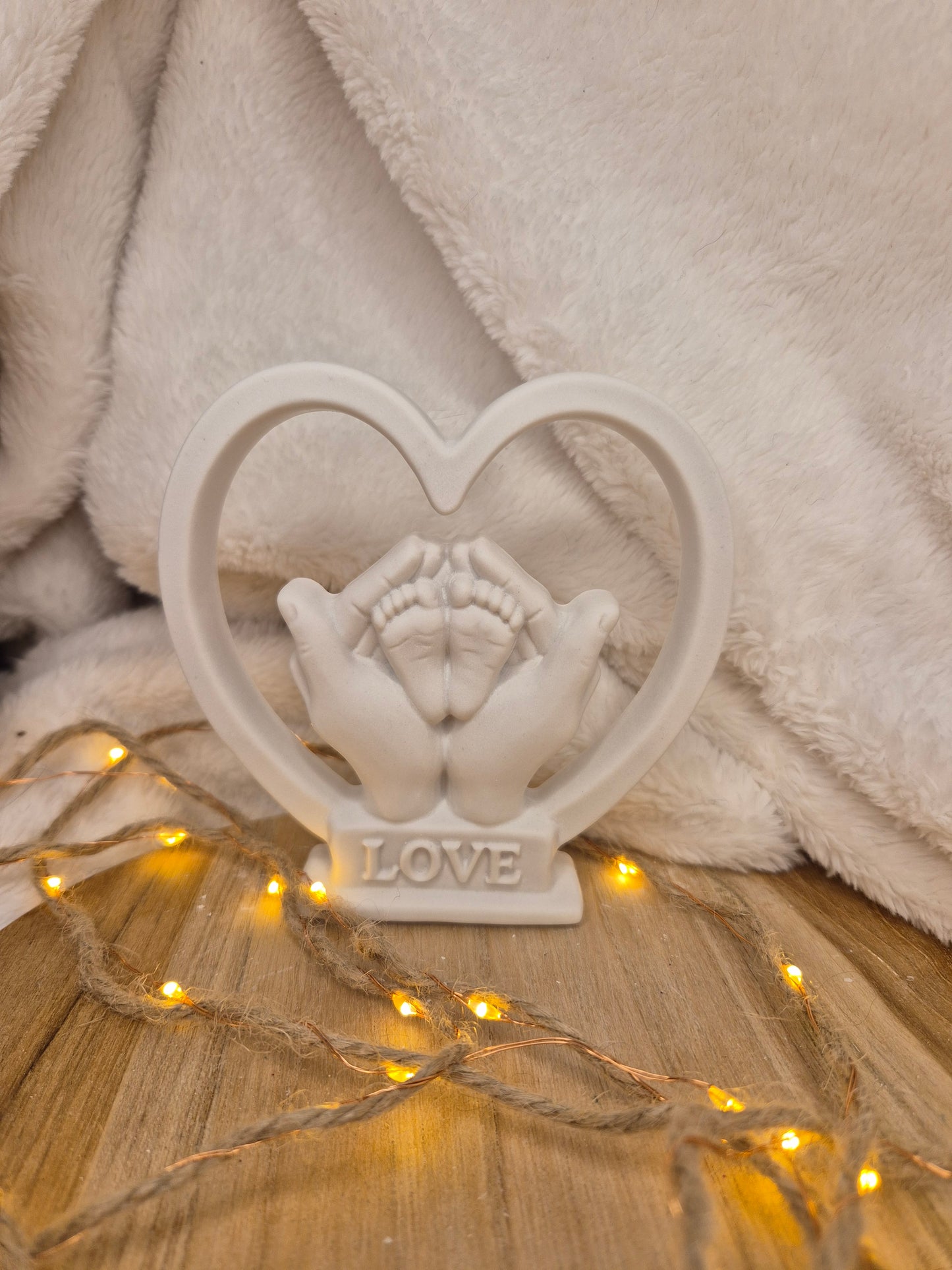 Dekofigur „Love“ mit Babyfüßchen