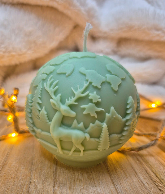 Winterwald mit Hirsch