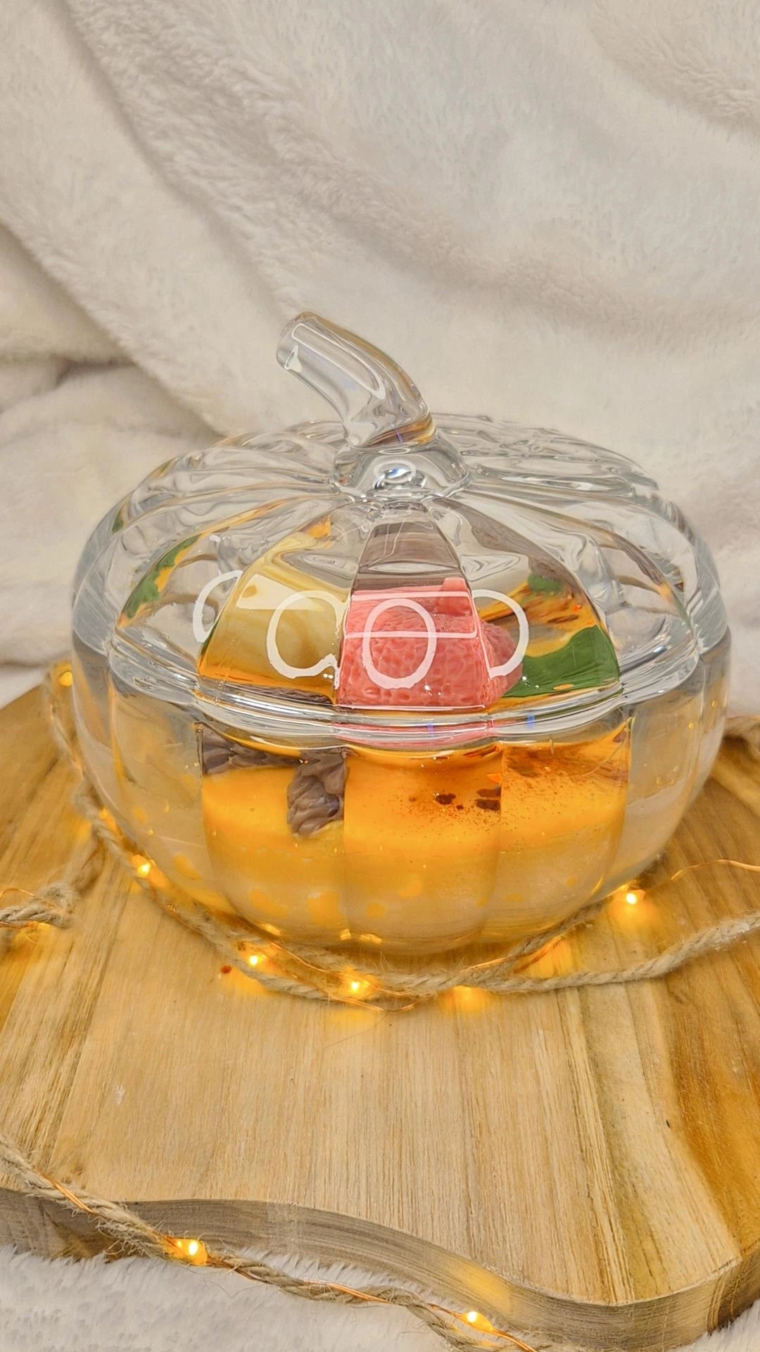Herbstliche Kürbis-Kerze mit Tannenzapfen – Handgegossene Dekokerze im Glas