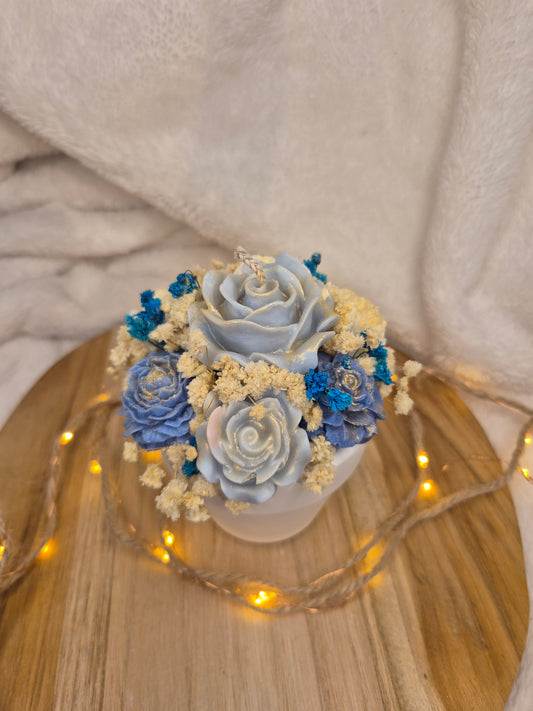 Blue Rose Harmony – florale Kerze mit Rosen & Trockenblumen