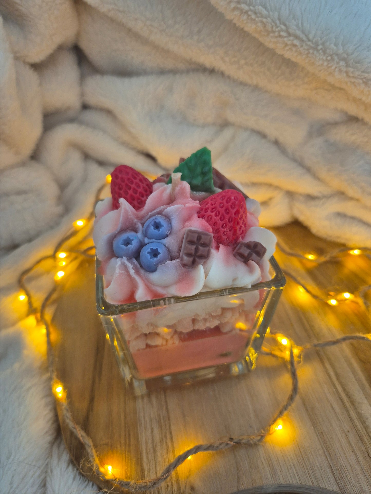Dessertkerze mit Erdbeeren & Heidelbeeren – Handgegossene Dekokerze im Glas