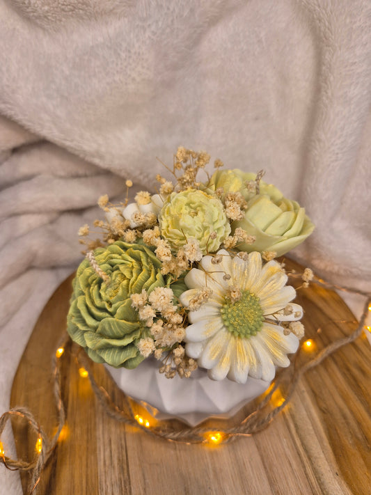 Spring Garden – florale Kerze mit Margerite & Rosen